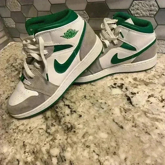Air Jordan 1 Med SE In Pine Green size 6.5Y - Picture 5 of 8